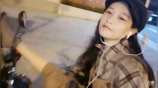 我在斗鱼看百变姑姑肖淑洁直播户外