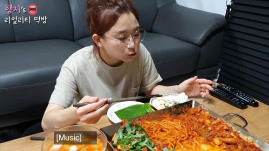 Hamzy小姐姐吃芝士辣子炖鸡配辣酱意面 辣酱炒饭 泡菜汤