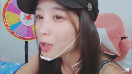 菜菜的瓜皮帽发布了一个斗鱼视频2019-10-16