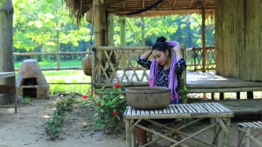 柬埔寨本土乡村女孩的美味烹调食