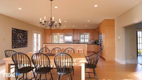 一座占地82英亩有着美丽自然风光的山顶农舍