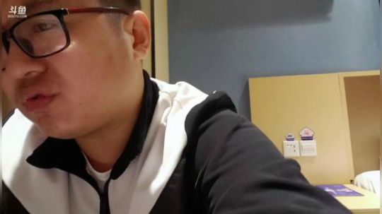 我在斗鱼看火力堂主直播户外