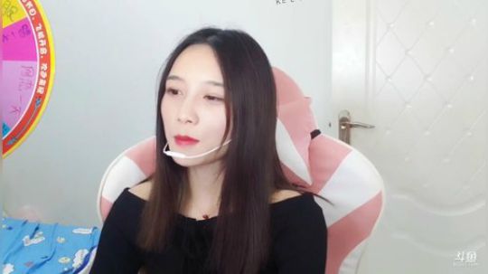 我在斗鱼看百变姑姑肖淑洁直播户外