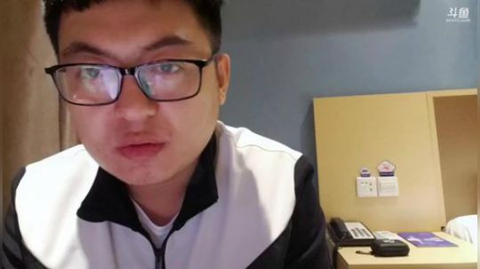 我在斗鱼看火力堂主直播户外