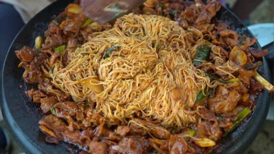 兴森 四米大  炒辣猪肉和面条