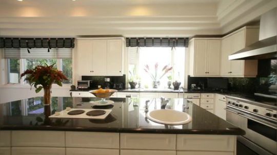 在洛杉矶山丘之中的一座精致地中海风格豪宅