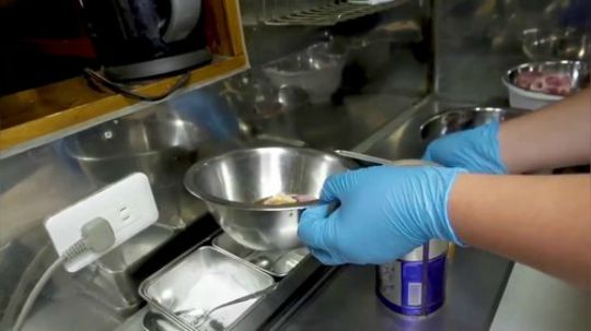 最美味的烤大肠头！大阪街头美食烤猪大肠制作到成品演示