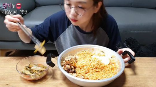 【Hamzy超清】 煎五花肉鸡蛋拌面+猕猴桃