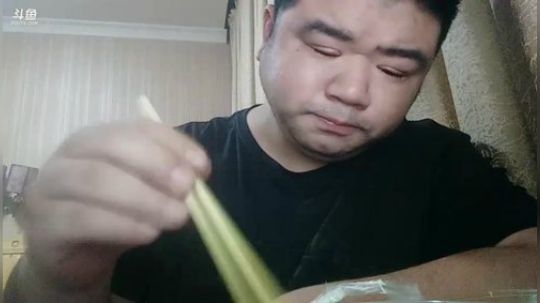我在斗鱼看做个疯子直播户外