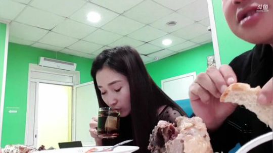 陪水友一起吃午餐。 2019-10-21 12点场