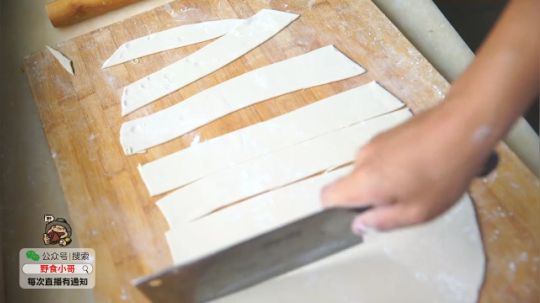 我在斗鱼看野食小哥直播美食