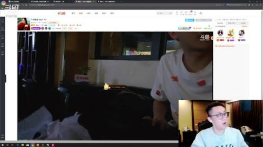我在斗鱼看小鱼小鱼吃虾米直播户外