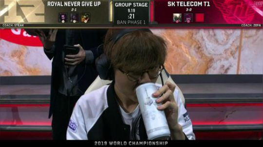 我在斗鱼看英雄联盟赛事直播英雄联盟