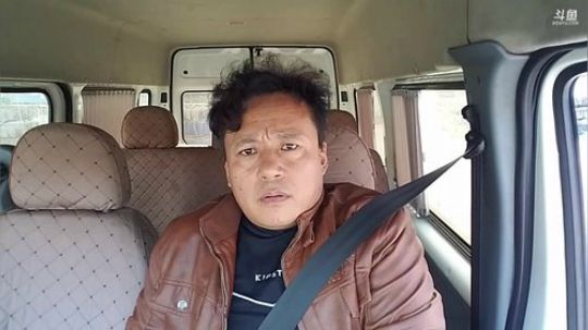 我在斗鱼看威海大叔直播美食