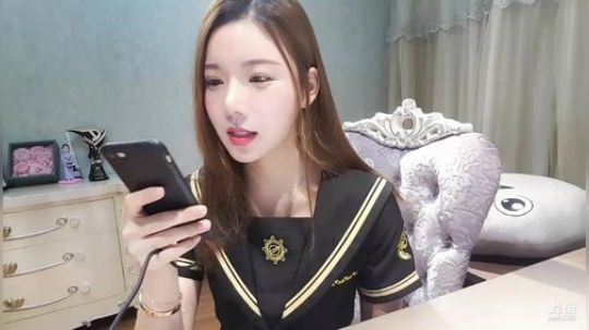 我在斗鱼看丽亚celiahunne直播音乐、颜值（横屏）