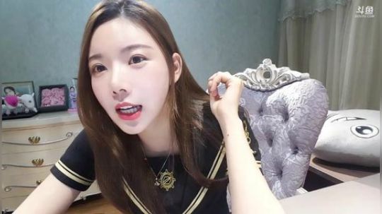 我在斗鱼看丽亚celiahunne直播音乐,颜值(横屏)