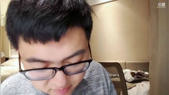 我在斗鱼看火力堂主直播户外