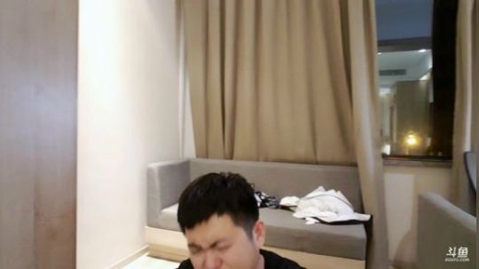 我在斗鱼看火力堂主直播户外