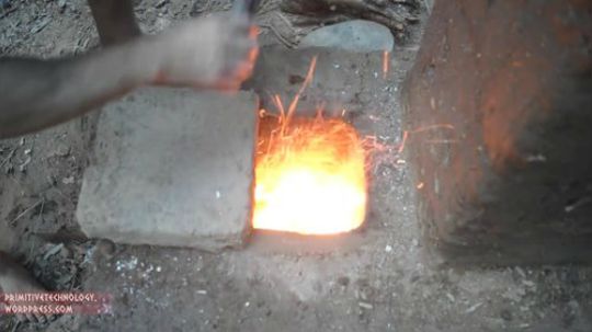 【原始技术合集】澳洲小哥徒手建造  41、带烟囱的井式炉