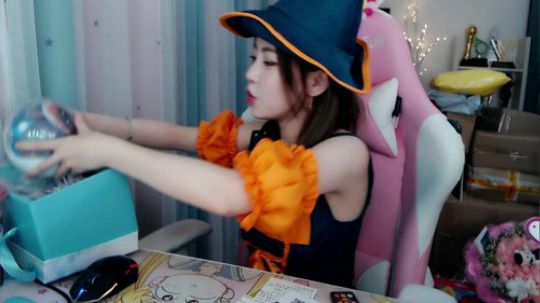 菜菜的瓜皮帽发布了一个斗鱼视频2019-10-31