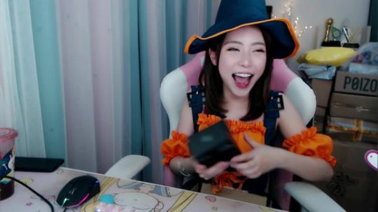 菜菜的瓜皮帽发布了一个斗鱼视频2019-10-31