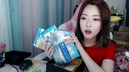 菜菜的瓜皮帽发布了一个斗鱼视频2019-10-31