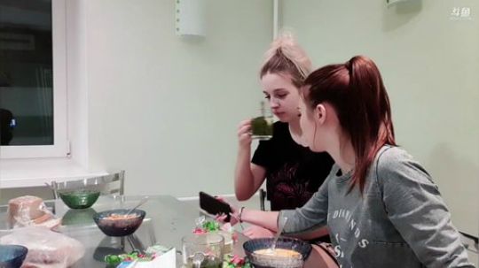 芷若妹妹欢快的学中文。 2019-11-01 20点场