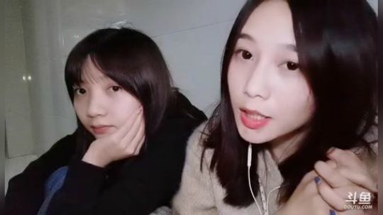 我在斗鱼看百变姑姑肖淑洁直播户外