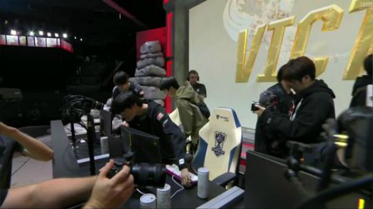 菜菜的瓜皮帽发布了一个斗鱼视频2019-11-02