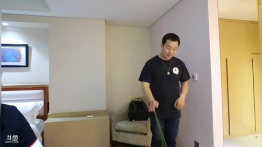 我在斗鱼看火力堂主直播户外