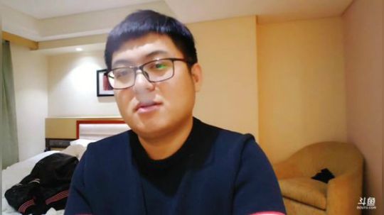 我在斗鱼看火力堂主直播户外
