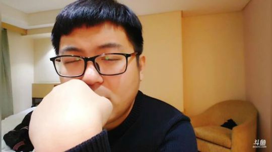 我在斗鱼看火力堂主直播户外
