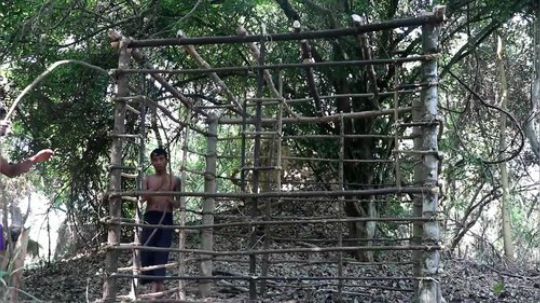 【躺尸兄弟】：建立原始的泥房子