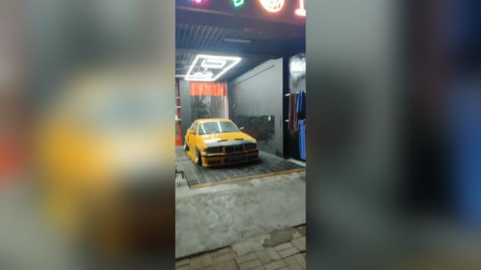 自己洗车。