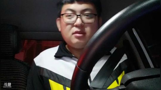 我在斗鱼看火力堂主直播户外