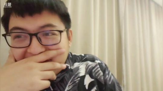我在斗鱼看火力堂主直播户外