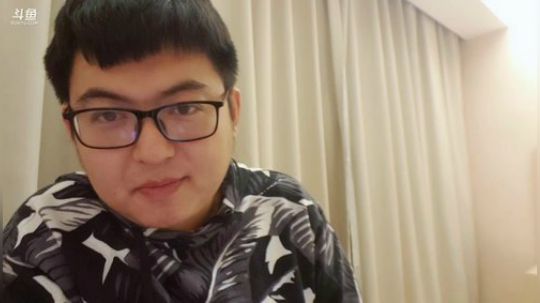 我在斗鱼看火力堂主直播户外