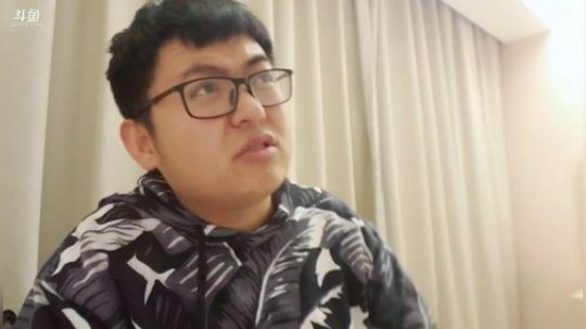我在斗鱼看火力堂主直播户外