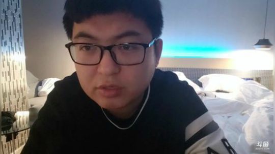 我在斗鱼看火力堂主直播户外