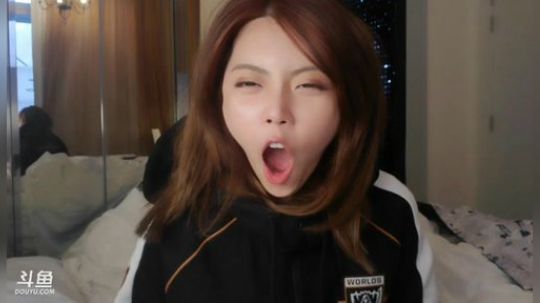 菜菜的瓜皮帽发布了一个斗鱼视频2019-11-09