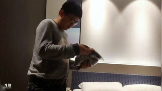 我在斗鱼看火力堂主直播户外