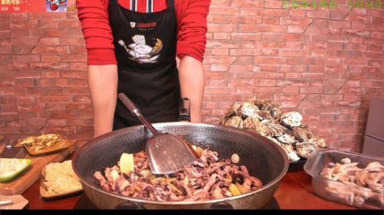 干锅八爪鱼，耙鸡爪，大生蚝。。。 2019-11-09 22点场