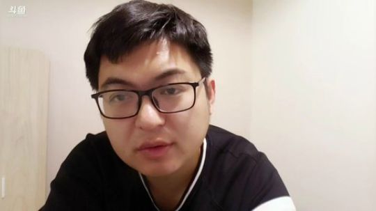 我在斗鱼看火力堂主直播户外
