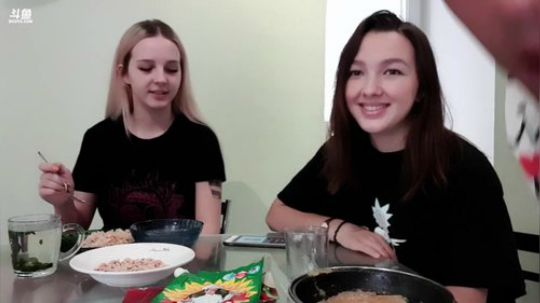 莲娜化妆的时候最美。 2019-11-13 13点场