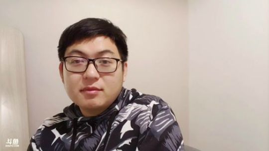 我在斗鱼看火力堂主直播户外