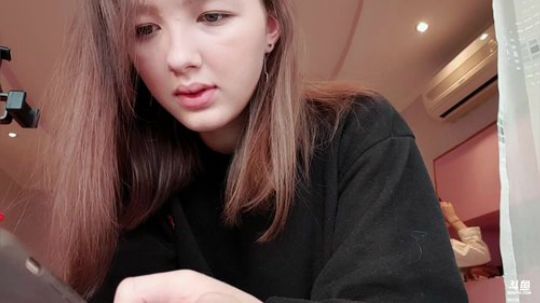 不忙的大哥们来尬聊了。 2019-11-15 10点场