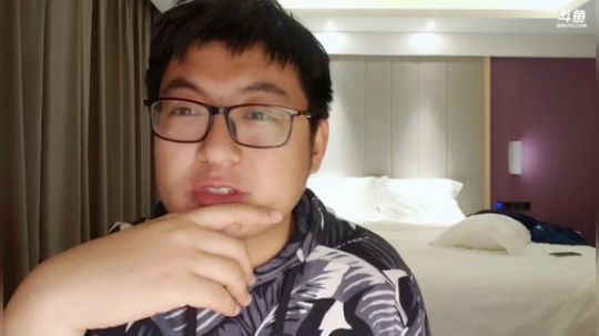 我在斗鱼看火力堂主直播户外