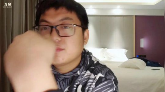 我在斗鱼看火力堂主直播户外