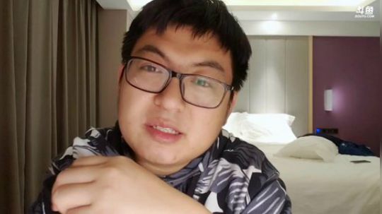 我在斗鱼看火力堂主直播户外