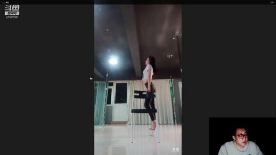 我在斗鱼看小鱼小鱼吃虾米直播户外